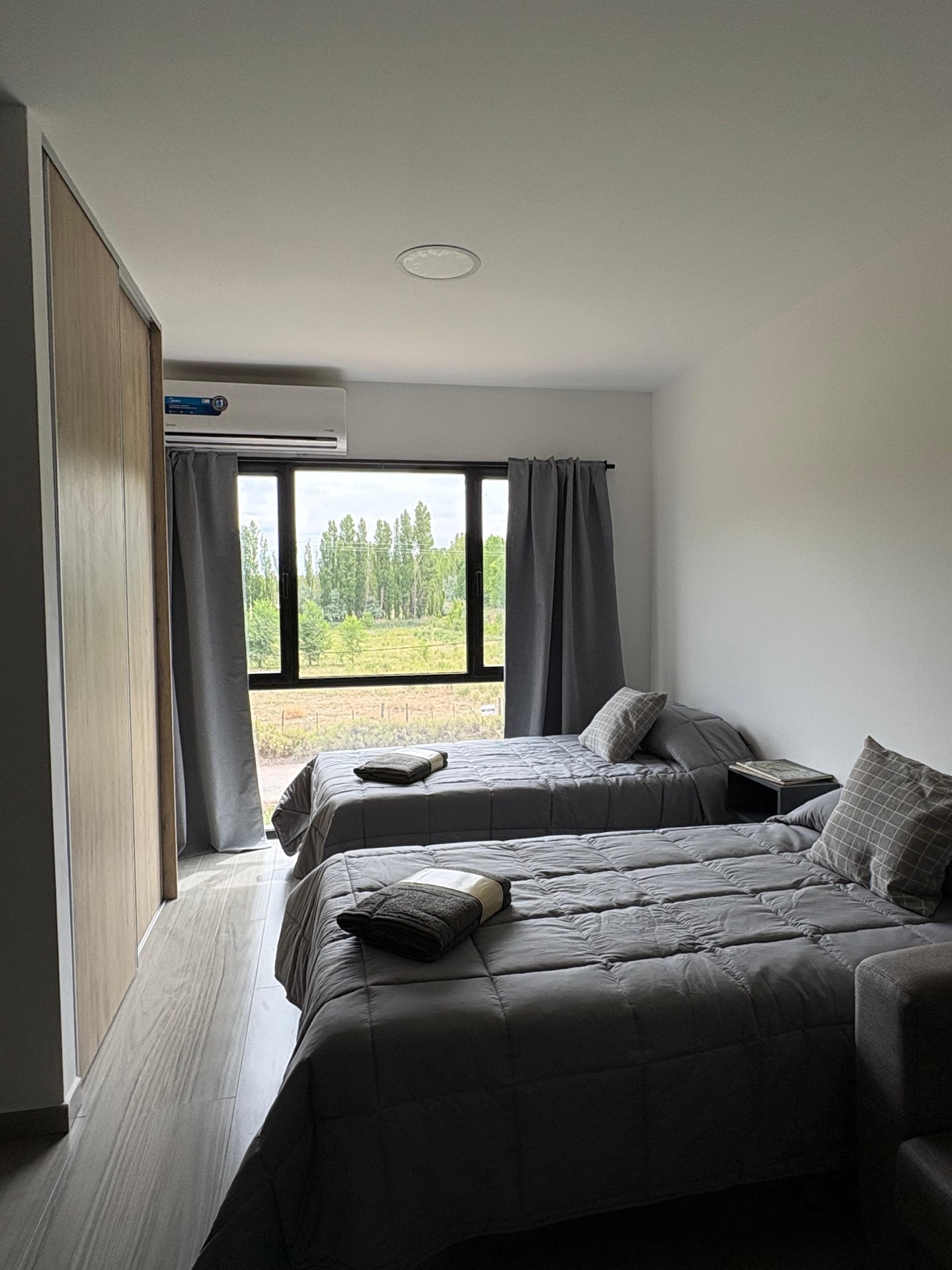Entre Bardas I dormitorio con vista al paisaje