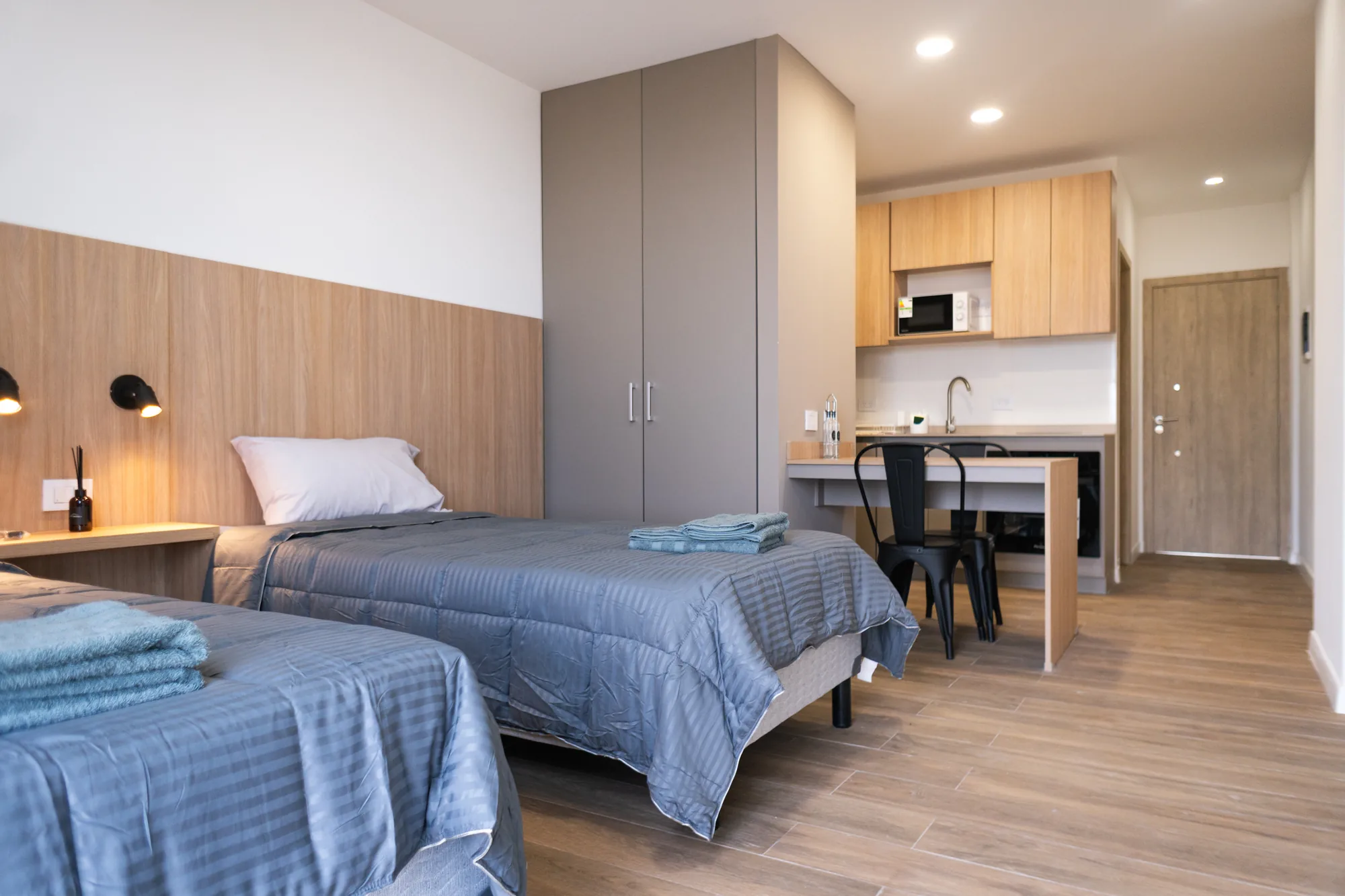Monoambiente amoblado con camas, placard y cocina integrada